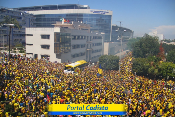 Llegada del autobús del Cádiz CF antes del partido contra el Real Oviedo